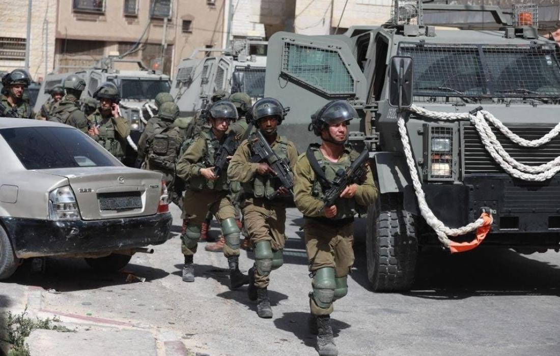 قوات الاحتلال تقتحم مدن وتغلق شوارع في الضفة