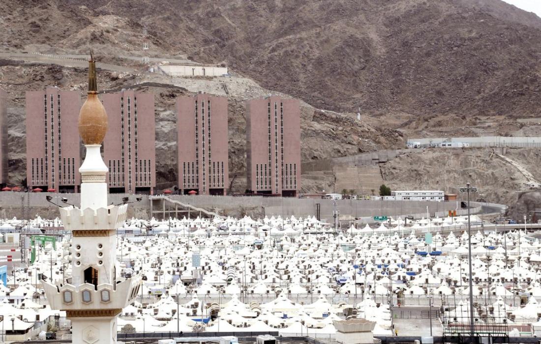 حجاج بيت الله يقفون على جبل عرفات.jpg