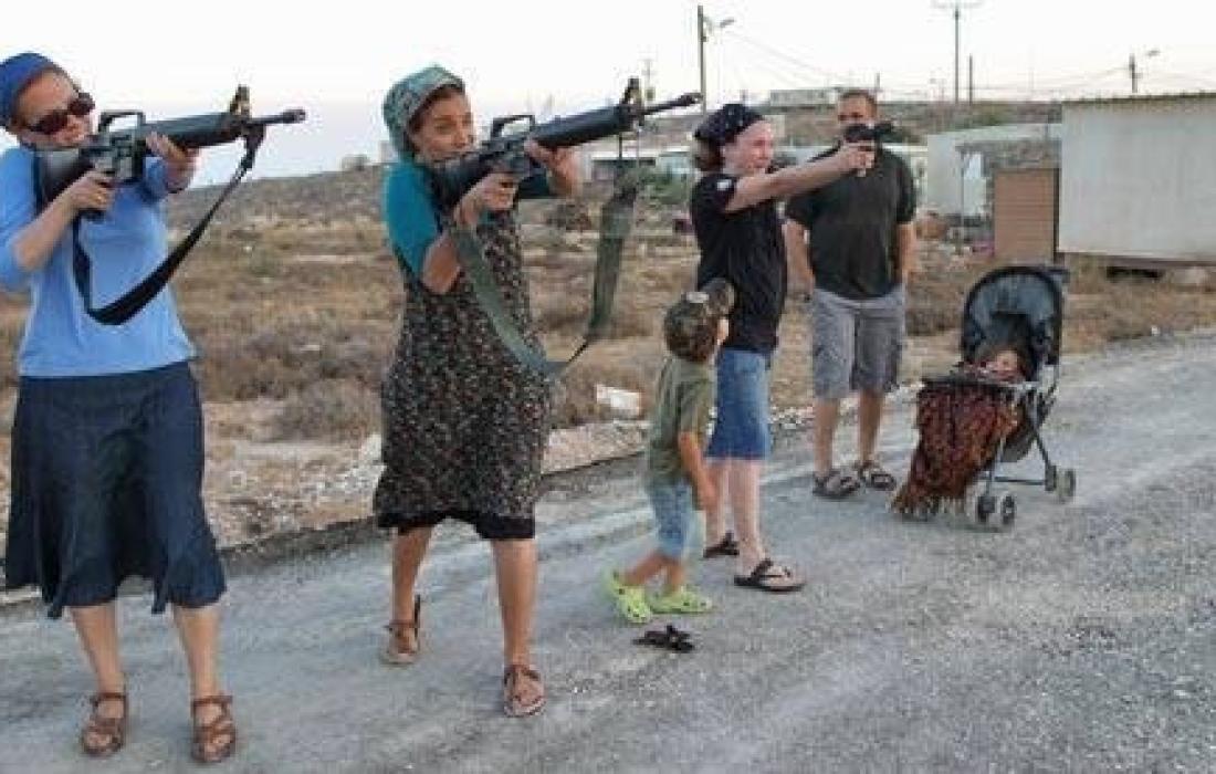 مستوطنون يحملون السلاح.jpg
