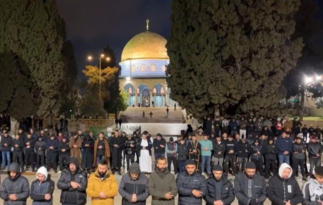 صلاة الفجر في القدس.jpg