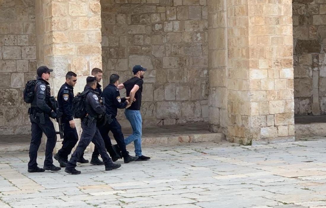 شرطة الاحتلال تعتقل أحد حراس الأقصى وتعتدي عليه بالضرب