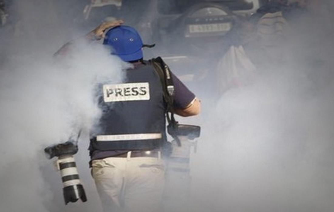 صحفيون يتعرضون للاختناق من قنابل الغاز الإسرائيلية