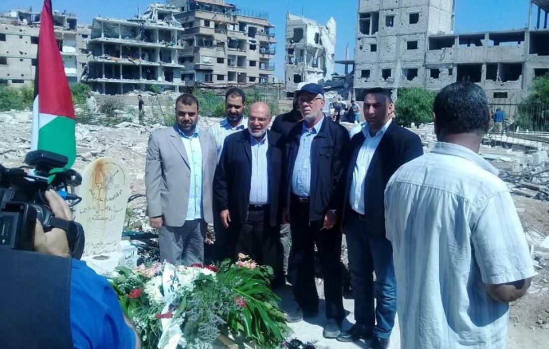 وفد من الجهاد يزور مقبرة الشهداء في مخيم اليرموك