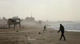 بالصور :أجواء المنخفض الجوي على شاطئ بحر مدينة غزة.