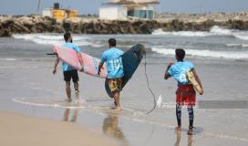 ركوب الأمواج هواية للشباب في قطاع غزة