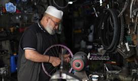 5 عقود في المهنة… "أبو محمد" أقدم مُصلّح دراجات هوائية في غزة