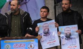 نجل الشيخ خضر عدنان يقود الهتافات الغاضبة رداً على اغتيال والده في سجون الاحتلال