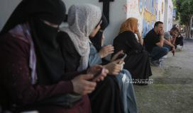 أهالى طلاب الثانوية العامة امام قاعات تقديم الامتحانات في غزة (7).JPG