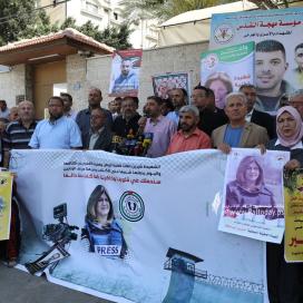 بالصور: اعتصام اهالى الأسرى الأسبوعي أمام مقر الصليب الأحمر بغزة