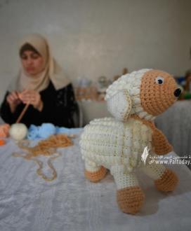 ريهان.. فلسطينية تبدع في صناعة دُمى عيد الأضحى