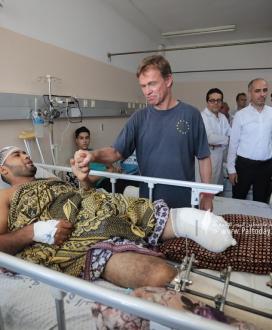 بالصور :ممثل الاتحاد الأوروبي يعقد مؤتمراً صحفياً بغزة بعد جولة ميدانية أجرها برفقة مدير وكالة "الأونروا" شملت جرحى العدوان "الإسرائيلي" الاخير في مستشفى الشفاء مخيم الشاطئ للاجئين