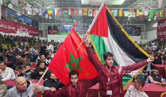 حضور جماهيري فلسطيني كبير، في صالة سعد صايل بغزة، لمتابعة مباراة المنتخب المغربي أمام الإسباني في دور الـ16 من كأس العالم