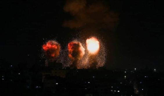 بالصور : طائرات الاحتلال تشن سلسلة غارات على وسط وجنوب قطاع غزة
