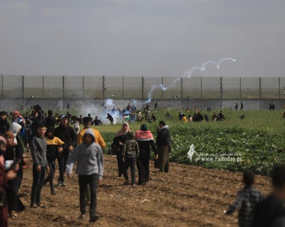 بالصور : الاحتلال يطلق قنابل الغاز تجاه المشاركين في المهرجان الجماهيري شرق غزة