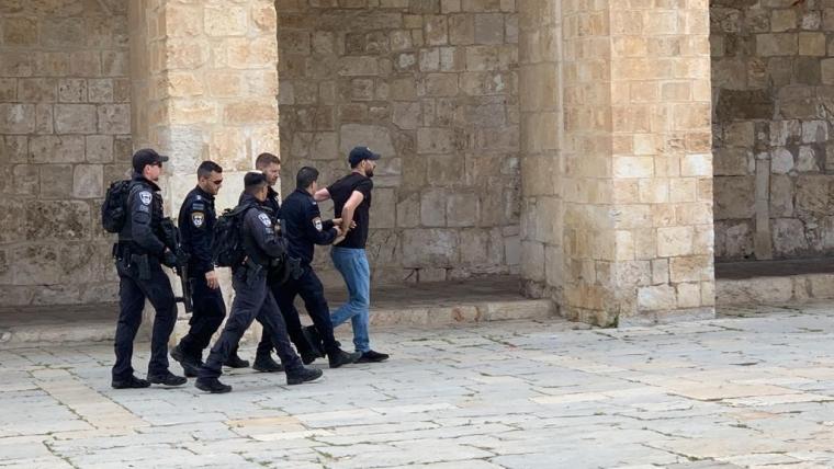 شرطة الاحتلال تعتقل أحد حراس الأقصى وتعتدي عليه بالضرب